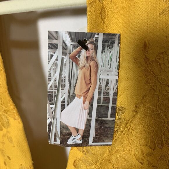 **NEW**MOLLY GREEN -Kacia Dress, Size small, GOLD - Picture 3 of 8